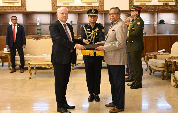 বাংলাদেশে জার্মানির নবনিযুক্ত রাষ্ট্রদূত ড. রুডিগার লোটজ আনুষ্ঠানিকভাবে দায়িত্ব গ্রহণ করেছেন। ৭ আগস্ট বঙ্গভবনে রাষ্ট্রপতি মোহাম্মদ সাহাবুদ্দিনের কাছে পরিচয়পত্র পেশের মাধ্যমে তিনি এই দায়িত্বভার গ্রহণ করেন। ছবি: জেসমিন পাপড়ি