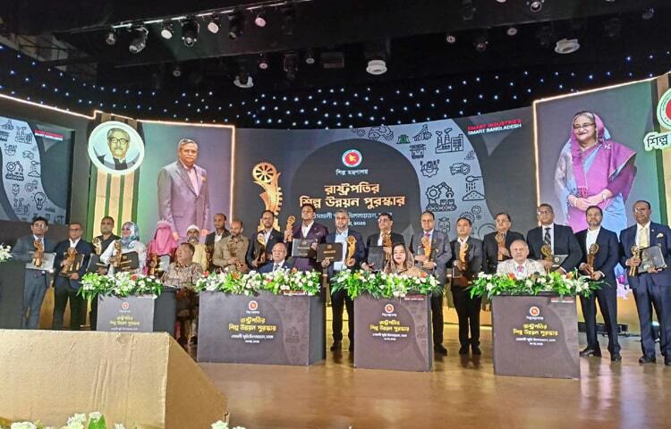 দেশের অর্থনীতিতে গুরুত্বপূর্ণ অবদানের জন্য প্রাণ-আরএফএলের দুটি প্রতিষ্ঠানসহ ২০ শিল্পপ্রতিষ্ঠানকে দেওয়া হয়েছে রাষ্ট্রপতির শিল্প উন্নয়ন পুরস্কার-২০২১। ছবি: মাহবুব আলম