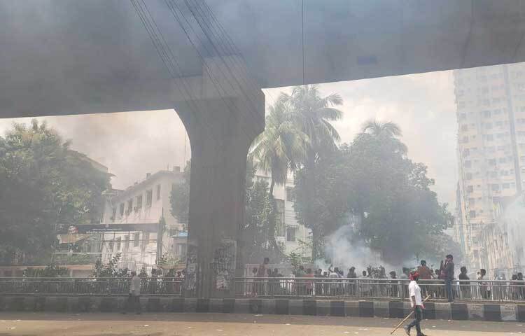 বৈষম্যবিরোধী ছাত্র আন্দোলনের ডাকা সর্বাত্মক অসহযোগ আন্দোলন ও সরকারের পদত্যাগের এক দফা কর্মসূচির অংশ হিসেবে রাজধানীর প্রেস ক্লাবের সামনে অবরোধ করছেন আন্দোলনকারীরা। এসময় প্রেস ক্লাবের সামনে পুলিশ বক্সে আগুন দেওয়া হয়েছে। ছবি: তৌহিদুজ্জামান তন্ময়