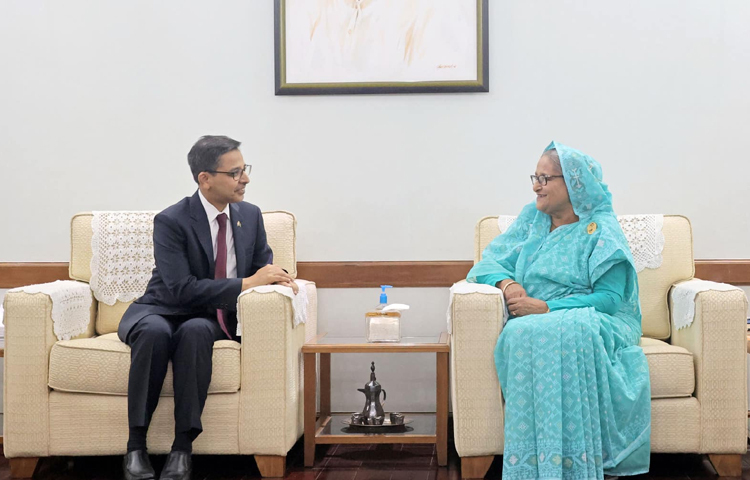 আজ সকালে গণভবনে প্রধানমন্ত্রী শেখ হাসিনার সঙ্গে সৌজন্য সাক্ষাৎ করেন বাংলাদেশে নিযুক্ত ভারতীয় হাইকমিশনার প্রণয় ভার্মা। ছবি: ইয়াসিন কবির জয়