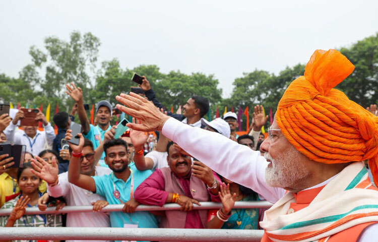 ‘আছে দিন আসবে’-এই স্লোগান ও উন্নয়নকেন্দ্রিক ইশতেহার তার প্রচারণায় জনমনে সাড়া জাগায়। অভূতপূর্ব সংখ্যাগরিষ্ঠতা নিয়ে ক্ষমতায় আসেন তিনি। ভারতের ইতিহাসে বিরলভাবে একক দল হিসেবে বিজেপি পূর্ণ সংখ্যাগরিষ্ঠতা পায়।