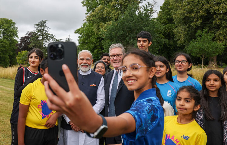 রাজ্যের অর্থনৈতিক উন্নয়ন, অবকাঠামো উন্নয়ন, শিল্পায়ন এবং প্রশাসনিক সংস্কারের মাধ্যমে তিনি দ্রুত জনপ্রিয় হয়ে ওঠেন। যদিও ২০০২ সালের গুজরাট দাঙ্গা নিয়ে তাকে ব্যাপক সমালোচনা ও বিতর্কের মুখে পড়তে হয়েছিল, তবুও উন্নয়নমূলক কর্মকাণ্ডের জন্য তিনি ভোটারদের আস্থা ধরে রাখতে সক্ষম হন।