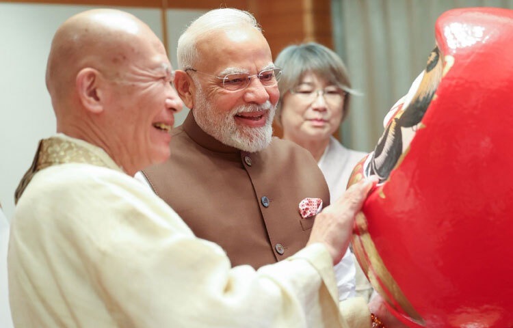 মোদী কেবল দেশের ভেতর নয়, আন্তর্জাতিক পরিসরেও নিজেকে শক্তিশালী নেতা হিসেবে প্রতিষ্ঠিত করেছেন।