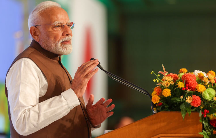 কৈশোরেই তিনি জাতীয়তাবাদী স্বেচ্ছাসেবক সংগঠন (আরএসএস)-এ যুক্ত হন। শৃঙ্খলা, পরিশ্রম আর সংগঠন চালনায় দক্ষতার কারণে ধীরে ধীরে নেতৃত্বগুণে সবার নজরে আসেন।