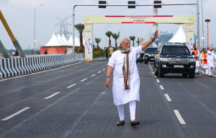 নরেন্দ্র মোদীর শৈশব কেটেছে দারিদ্র্যের মধ্যে। তার বাবা দামোদরদাস মুলচন্দ মোদী ছিলেন এক সাধারণ চা বিক্রেতা।
