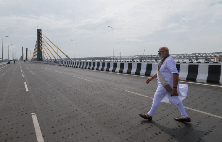 সত্তরের দশকে জরুরি অবস্থার সময় তিনি রাজনৈতিক অঙ্গনে আরও সক্রিয় হয়ে ওঠেন। এরপর ভারতীয় জনতা পার্টি (বিজেপি)-তে যোগ দিয়ে ধীরে ধীরে রাজনীতির মূলস্রোতে প্রবেশ করেন।