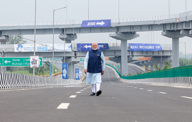 ছোটবেলায় বাবাকে সাহায্য করতে তিনিও রেলস্টেশনে চায়ের দোকানে কাজ করতেন। সেখান থেকেই জীবনের কঠোর বাস্তবতা ও সাধারণ মানুষের দুঃখ-কষ্টকে কাছ থেকে দেখার সুযোগ পান। এই অভিজ্ঞতা পরবর্তীতে তার রাজনৈতিক জীবন ও সিদ্ধান্তে বিশেষ প্রভাব ফেলেছে।