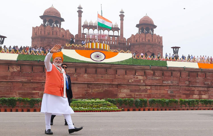 ২০০১ সালে গুজরাটের মুখ্যমন্ত্রী হওয়ার পর থেকেই মোদীর রাজনৈতিক উত্থান শুরু হয়।