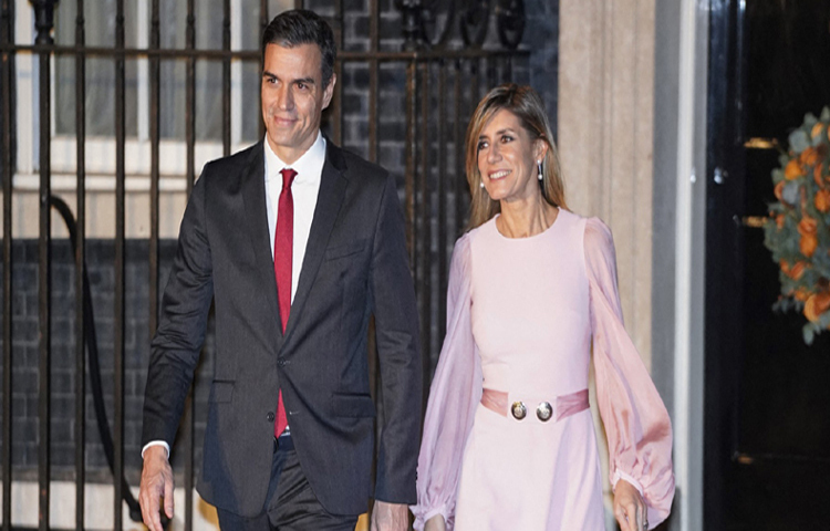 স্ত্রীর বিরুদ্ধে ঘুস-দুর্নীতির অভিযোগে তদন্ত শুরু হওয়ায় পদত্যাগ করতে পারেন স্পেনের প্রধানমন্ত্রী পেদ্রো সানচেজ। ছবি: এএফপি