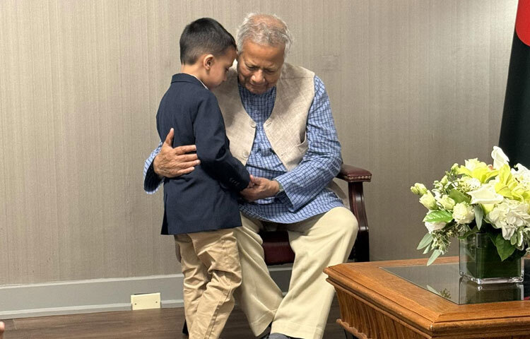 বন্দুকধারীর হামলায় বাংলাদেশি বংশোদ্ভূত মার্কিন পুলিশ কর্মকর্তা দিদারুল ইসলামের মৃত্যুতে তার পরিবারের প্রতি গভীর সমবেদনা জানিয়েছেন প্রধান উপদেষ্টা প্রফেসর মুহাম্মদ ইউনূস।