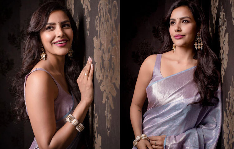 তার বেছে নেওয়া পোশাক ও স্টাইল স্টেটমেন্ট প্রমাণ করে, তিনি ফ্যাশনকে কেবল পোশাকের সীমাবদ্ধতায় রাখেন না, বরং সেটিকে শিল্পের মাধ্যমে প্রকাশ করেন।