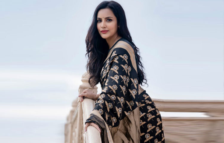 প্রিয়া আনন্দ কেবল পর্দায় নয়, বাস্তব জীবনের মধ্যেও অনুপ্রেরণার উৎস। তিনি তার ভক্তদের কাছে কাজের প্রতি নিষ্ঠা, ফ্যাশনের প্রতি সচেতনতা এবং পেশাদারত্বের মাধ্যমে উদাহরণ হয়ে উঠেছেন।