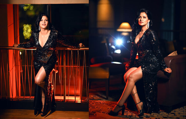 সাইড স্লিট সিকুইন গাউন, ম্যাচিং হাই হিল আর কানের স্টেটমেন্ট দুলে গর্জিয়াস প্রিয়াঙ্কা।