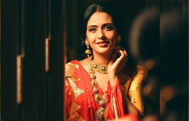 সোনালিপাড়ের লাল শাড়ি আর সাবেকি সাজে বেশ স্নিগ্ধ লাগছে অভিনেত্রীকে।