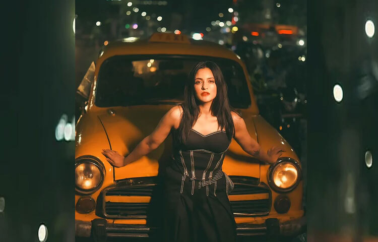 কলকাতার বিখ্যাত হলুদ ট্যাক্সির সঙ্গে ডেনিম কোরসেট আউটফিটে নজরকাড়া প্রিয়াঙ্কা।