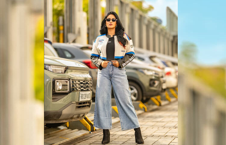 ক্রপড বাইকার জ্যাকেট, হাই ওয়েস্ট ডেনিম, ক্যাটস আই সানগ্লাস আর অ্যাঙ্কেল বুটে বেশ স্টাইলিশ লাগছে তাকে।