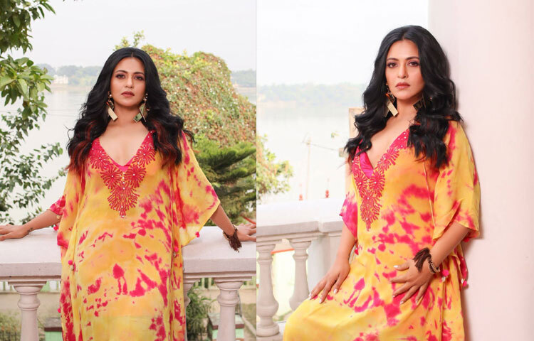 হলুদ-মেজেন্টা টাই-ডাই কাফতান, গোল্ডেন স্টেটমেন্ট দুল আর ছেড়ে রাখা সফট কার্ল চুলে অপরূপ প্রিয়াঙ্কা।