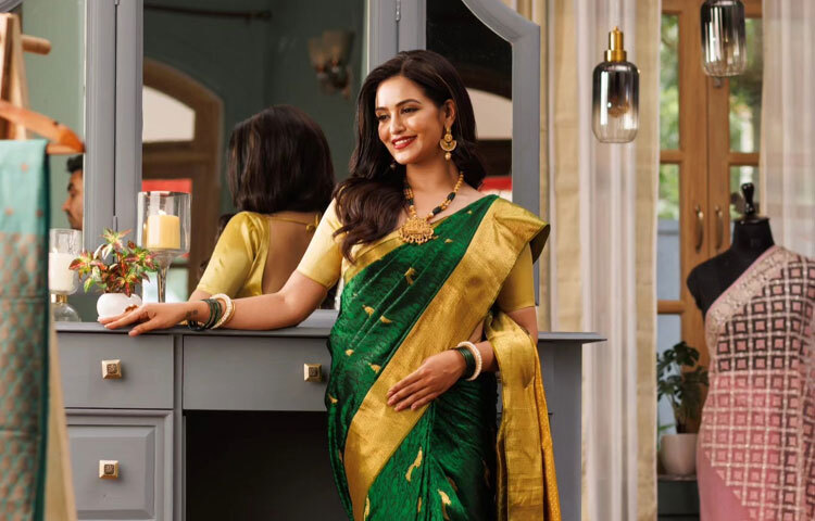 সোনালি পাড়ের সবুজ শাড়িতে মায়াবী অভিনেত্রী।