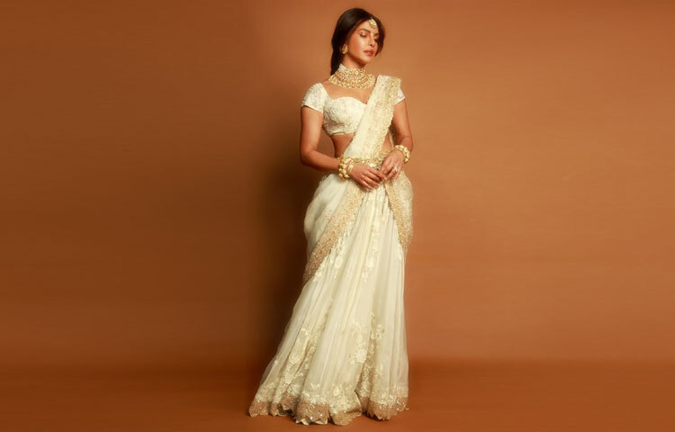 এই সাজ আমাদের মনে করিয়ে দেয় ফ্যাশন শুধু বাহ্যিক সাজ নয়, এটি অনুভূতি প্রকাশের এক মাধ্যম।