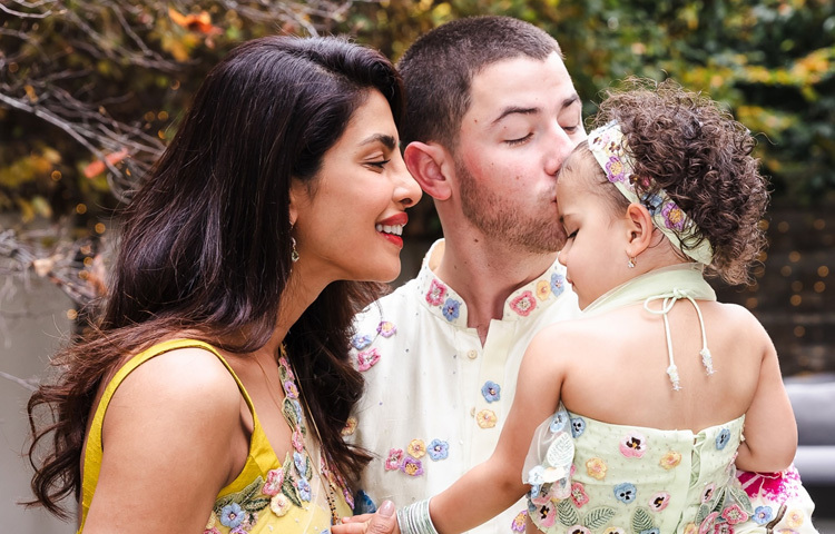 সময়ের সঙ্গে সঙ্গে বড় হচ্ছেন হলিউড-বলিউড মাতানো অভিনেত্রী প্রিয়াঙ্কা চোপড়া জোনাসের মেয়ে মালতী মেরী জোনাস।