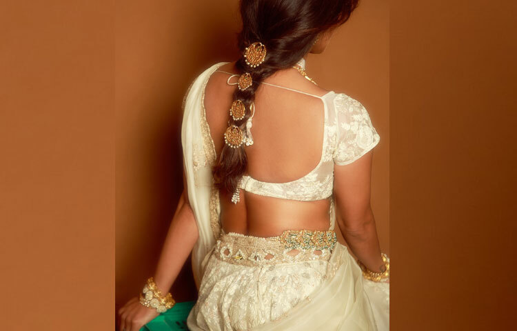 আরেকটি উল্লেখযোগ্য দিক হলো চুলের সাজ। বেণির গিঁঠে সোনালি অলংকার বাঁধা-যা প্রাচীন ভারতীয় রাজকীয় স্টাইলের এক আধ্যাত্মিক স্মৃতি বহন করে। পেছন দিকের ছবিতে এই চুলের গহনা আরও স্পষ্ট -একই সঙ্গে নারীত্ব ও শক্তির এক ভারসাম্য রচনা করেছে।