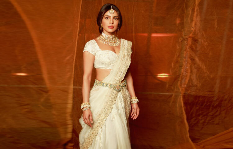 তার কোমরে থাকা অলঙ্কারটি বিশেষভাবে নজর কাড়ে। কোমরবন্ধ বা কামরবন-যা দক্ষিণ এশীয় বিয়ের সাজে একসময় অপরিহার্য ছিল, এখন আবার ফিরে আসছে নতুন স্টাইলে। এই নারীর সাজে সেই ভুলে যাওয়া ঐতিহ্য যেন ফিরে এসেছে গর্ব করে।