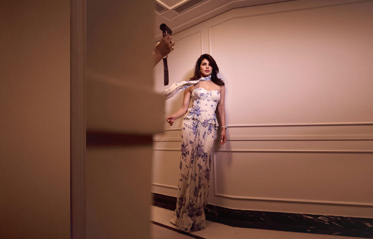 কর্সেটের নিচ থেকে শুরু হওয়া শাড়ির স্কার্ট অংশে রাখা হয়েছে স্বাভাবিক ফ্লো এবং মুভমেন্ট। প্রচলিত ড্রেপিং বাদ দিয়ে এই নকশা পরিধানে স্বাচ্ছন্দ্য দেয়, পাশাপাশি শাড়ির ছন্দ বজায় রাখে। এক্সেসরিজে প্রিয়াঙ্কা বেছে নিয়েছেন সিলভার বুলগারি ভাইপার ইয়াররিং ও ব্রেসলেট, যা ফুলেল প্রিন্টের নরম ভাবের সঙ্গে পরিশীলিত কনট্রাস্ট তৈরি করেছে।