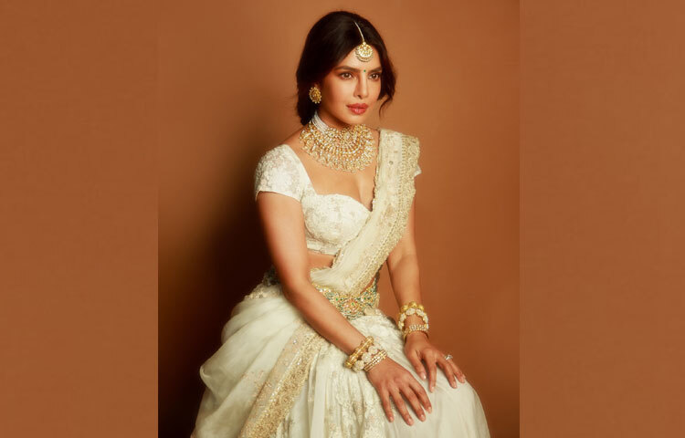 ঐতিহ্যকে যেভাবে প্রিয়াঙ্কা ধারণ করেছেন এবং আধুনিকতার সঙ্গে বুনে নিয়েছেন তা আজকের ফ্যাশনের এক অনন্য উদাহরণ হয়ে থাকতে পারে।