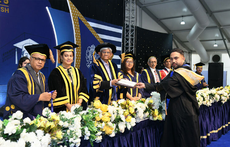 রাজধানীর বসুন্ধরা আন্তর্জাতিক কনভেনশন সেন্টারের এক্সপোভিলেজে স্ট্যামফোর্ড ইউনিভার্সিটি বাংলাদেশের সমাবর্তনে শিক্ষার্থীদেরকে ডিগ্রি, চ্যান্সেলর স্বর্ণপদক ও ভাইস চ্যান্সেলর স্বর্ণপদক প্রদান করেন অর্থ এবং বিজ্ঞান ও প্রযুক্তি উপদেষ্টা ড. সালেহউদ্দিন আহমেদ। এসময় পরিবেশ, বন ও জলবায়ু পরিবর্তন এবং পানি সম্পদ উপদেষ্টা সৈয়দা রিজওয়ানা হাসান উপস্থিত ছিলেন। ছবি: পিআইডি