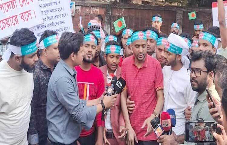 প্রধান উপদেষ্টা ড. মুহাম্মদ ইউনূসের একান্ত সচিব শাব্বীর আহমদের আশ্বাসে ১০ দিনের আলটিমেটাম দিয়ে আন্দোলন স্থগিত করেছেন ক্ষতিগ্রস্ত প্রবাসীরা। ১০ দিনের মধ্যে দাবি পূরণ না হলে কঠোর কর্মসূচি দেওয়ার হুঁশিয়ারি দিয়েছেন তারা। ছবি: ইসমাইল হোসেন রাসেল