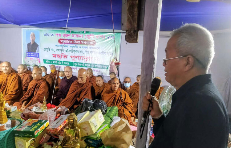 খাগড়াছড়ি সদরের মহাজন পাড়ায় প্রয়াত পদ্ম রঞ্জন চাকমার সাপ্তাহিক ক্রিয়া উপলক্ষ্যে আয়োজিত ধর্মীয় পূণ্যানুষ্ঠানে প্রধান অতিথির বক্তৃতা করেন পার্বত্য চট্টগ্রাম বিষয়ক উপদেষ্টা সুপ্রদীপ চাকমা। ছবি: পিআইডি