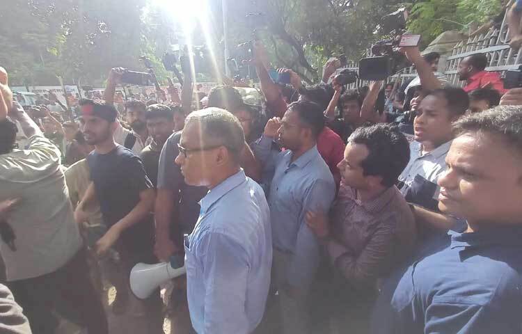 ঢাকা বিশ্ববিদ্যালয়ে (ঢাবি) আন্দোলনরত শিক্ষার্থীদের শান্ত করতে এসে তোপের মুখে পড়েছে প্রক্টরিয়াল টিম। ছবি: মাহবুব আলম