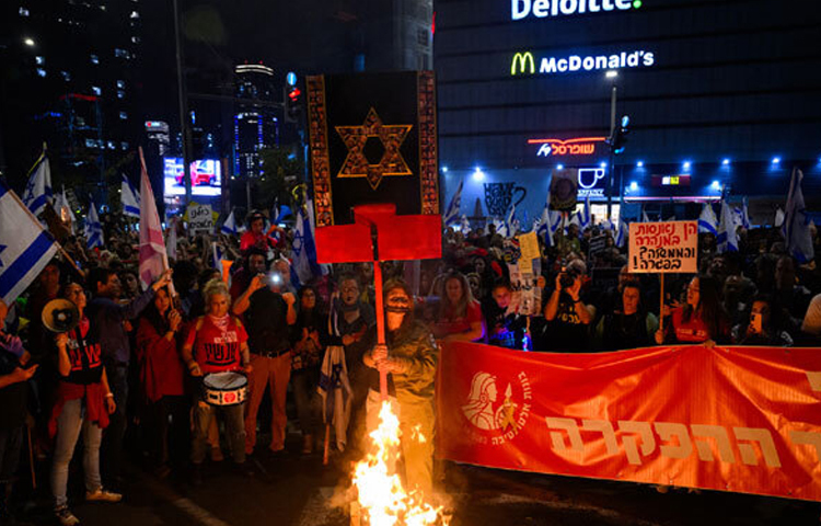 গাজায় হামাসের হাতে জিম্মিদের মুক্তি ও প্রধানমন্ত্রী বেঞ্জামিন নেতানিয়াহুর পদত্যাগ দাবি করে রাজধানী তেল-আবিবে বিক্ষোভ করেছে ইসরায়েলিরা। এই বিক্ষোভ থেকে ১৬ জনকে গ্রেফতার করেছে ইসরায়েল। ছবি: সংগৃহীত