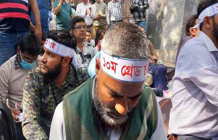 সরকারি প্রাথমিক বিদ্যালয়ের সহকারী শিক্ষকদের দশম গ্রেড বাস্তবায়নের দাবিতে পূর্বঘোষিত ‘মার্চ ফর ডিগনিটি’ কর্মসূচি শুরু হয়েছে। ছবি: জাগো নিউজ