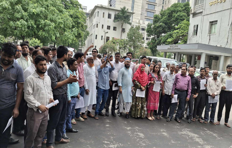 ‘সরকারি চাকরি (সংশোধন) অধ্যাদেশ, ২০২৫’ বাতিলের দাবিতে ১০ম দিনের মতো সচিবালয়ে বিক্ষোভ করছেন সরকারি কর্মকর্তা-কর্মচারীরা। ছবি: মুসা আহমেদ