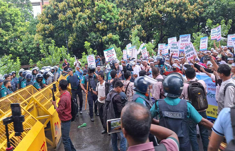 জাতীয়করণবঞ্চিত বেসরকারি প্রাথমিক বিদ্যালয় জাতীয়করণের দাবিতে শিক্ষকদের যমুনা অভিমুখে যাত্রায় বাধা দিয়েছে পুলিশ। এ সময় আন্দোলনকারীদের ছত্রভঙ্গ করতে সাউন্ড গ্রেনেড ও জলকামান ব্যবহার করা হয়। ছবি: অভিজিৎ রায়