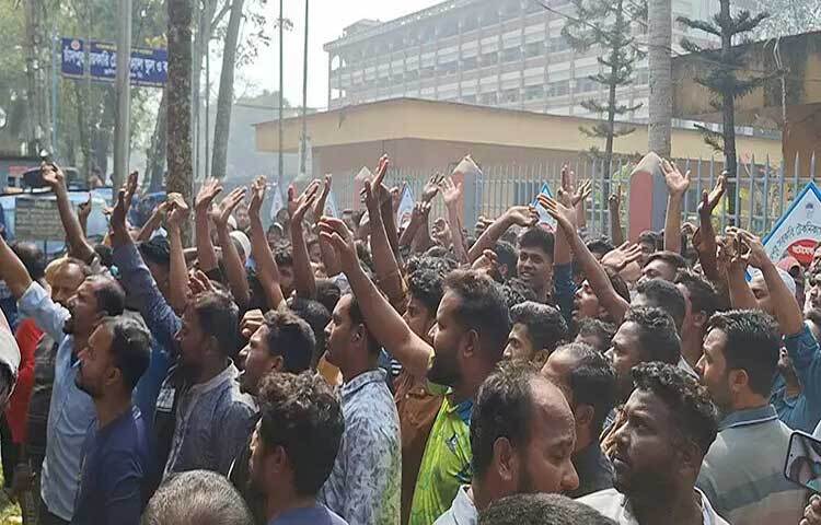 ত্রয়োদশ জাতীয় সংসদ নির্বাচন ও গণভোটে ব্যবহৃত সরঞ্জাম বহনকারী গাড়ির চালকরা বরাদ্দ বৃদ্ধির দাবিতে বিক্ষোভ করেছেন।