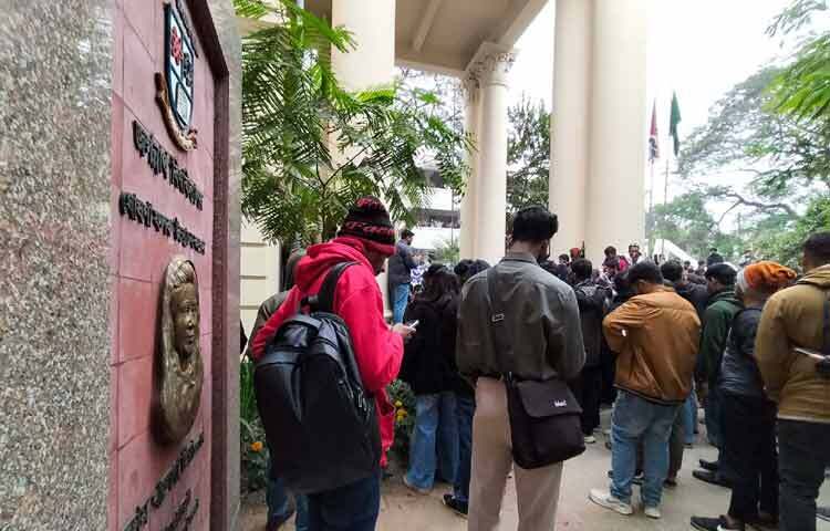 বিক্ষোভকারীদের দাবি, শিক্ষার্থীদের অংশগ্রহণ ও সম্মতি ছাড়া ছাত্র সংসদ ও হল সংসদের ভোট স্থগিত করা গণতান্ত্রিক চর্চার পরিপন্থি। দ্রুত মধ্যে নির্বাচন আয়োজনের দাবিতে তারা আন্দোলন চালিয়ে যাওয়ার ঘোষণা দেন।