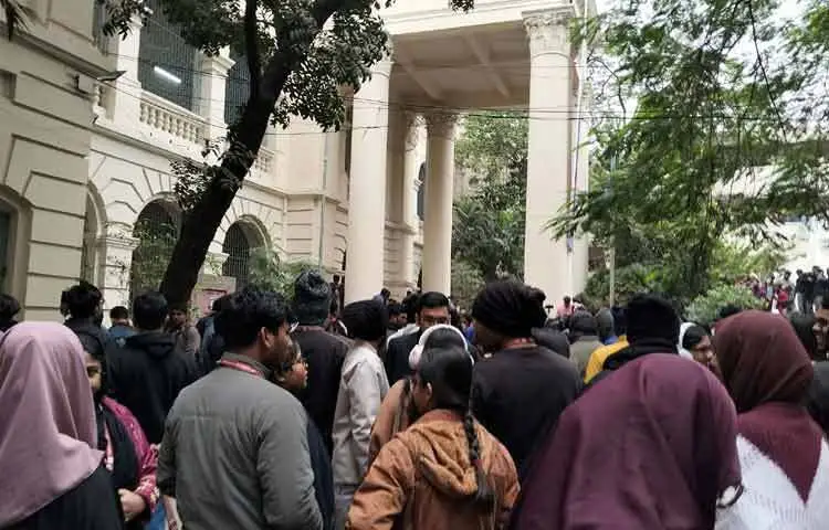 সকাল ৯টার দিকে বিক্ষুব্ধ শিক্ষার্থীরা প্রশাসনিক ভবন ঘেরাও করেন।