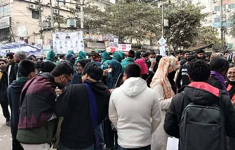 এসময় শিক্ষার্থীরা ‘ভুয়া ভুয়া’; ‘ভোট স্থগিত মানি না’; ‘প্রশাসনের হঠকারী সিদ্ধান্ত মানি না, মানবো না’ সহ বিভিন্ন স্লোগান দিতে থাকেন।