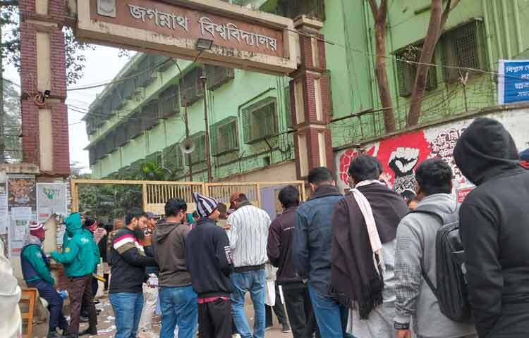 এদিকে আজ সকাল ৮ টা ৩০ মিনিট থেকে জকসু নির্বাচনের ভোটগ্রহণ শুরুর কথা ছিল। তবে সাবেক প্রধানমন্ত্রী ও বিএনপি চেয়ারপারসন খালেদা জিয়ার মৃত্যুতে নির্বাচন স্থগিত করে বিশ্ববিদ্যালয় প্রশাসন।