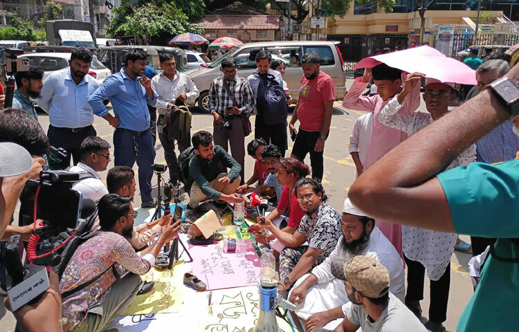 সকাল থেকে রাজধানীর সেগুনবাগিচায় দুদক কার্যালয় সংলগ্ন ফজলুর রহমানের বাসার সামনে বিক্ষোভ চালিয়ে যান তারা।