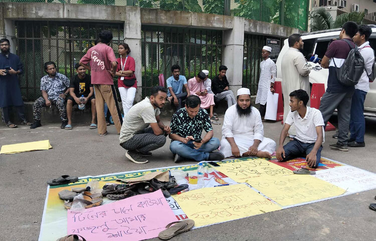 নাম প্রকাশে অনিচ্ছুক আন্দোলনকারী এক ছাত্র বলেন, বিএনপির ফজলুর রহমান উনি বিপ্লবীদেরকে যেভাবে রাজাকারের বাচ্চা বলছেন, তাদের যে পরিমাণে কালো শক্তি বলছেন এবং তিনি বলছেন আমরা ২৪ এ অভিনয় করছি। আমরা আসলে অভিনয়টা করতে আসছি এবং এখানে আজকে তাকে গ্রেফতার করার অভিনয়টা করা হবে।