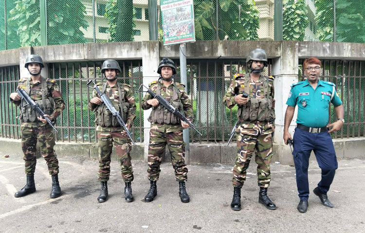 এসময়, সেখানে সেনাবাহিনীর সদস্য ও পুলিশ সদস্যদের উপস্থিতি দেখা গেছে।