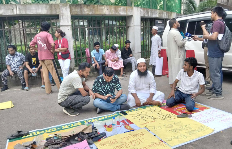এদিকে, প্রতিবাদে ঢাকা বিশ্ববিদ্যালয়ে তার কুশপুত্তলিকা দাহ করা হয়েছে। নিজ জেলা কিশোরগঞ্জে তাকে ঘোষণা করা হয়েছে অবাঞ্ছিত। একই সঙ্গে তার দল বিএনপিও তাকে ২৪ ঘণ্টা সময় বেধে দিয়ে শোকজ করেছে।