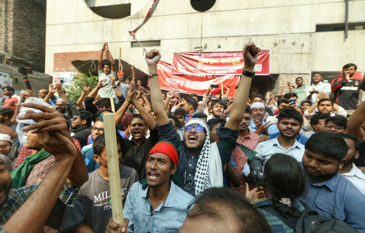 প্রতিবাদী মিছিলে অংশ নেওয়া কর্মীরা দাবি করেন, দেশের গণহত্যার বিচার প্রক্রিয়া দীর্ঘদিন ধরে রাজনৈতিক স্বার্থে বাধাগ্রস্ত হচ্ছে।