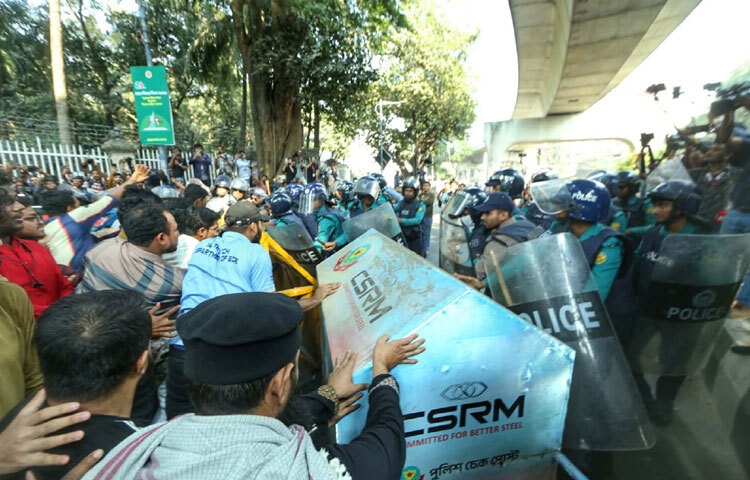 ইনকিলাব মঞ্চের মুখপাত্র ও ঢাকা-৮ আসনের সম্ভাব্য স্বতন্ত্র প্রার্থী ওসমান হাদিকে গুলি করে হত্যাচেষ্টায় জড়িত সন্ত্রাসীদের গ্রেফতারসহ তিন দাবিতে স্বরাষ্ট্র উপদেষ্টার কার্যালয় ঘেরাও কর্মসূচি চলছে। এতে বাধা দিয়েছে পুলিশ। ছবি: মাহবুব আলম