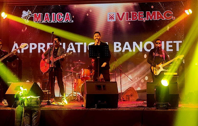 মাত্র ১৩ বছর বয়সে ‘ফেবলস’ নামে একটি ব্যান্ডের কণ্ঠশিল্পী হিসেবে গানের জগতে তার যাত্রা শুরু।