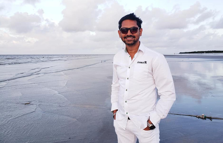 তিনি দেশ-বিদেশে ২০০টিরও বেশি শো করেছেন।