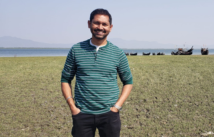 প্রতীক ইয়াসির এবং তার ব্যান্ড ‘সাউন্ড’ ২০০২-২০০৫ সাল পর্যন্ত কিছু মিক্সড অ্যালবাম প্রকাশ করেছে। সেই গানের শিরোনাম ছিল ‘প্রথম’ এবং ‘অতীত স্মৃতি’।